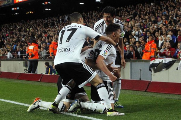 El VCF asalta el Camp Nou e 'incendia' la liga