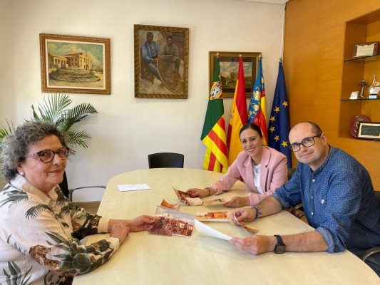 Castelló homenajea e inmortaliza como 'nanos' a los hermanos 'Els Sesots' en la Cabalgata del Mar de Sant Pere