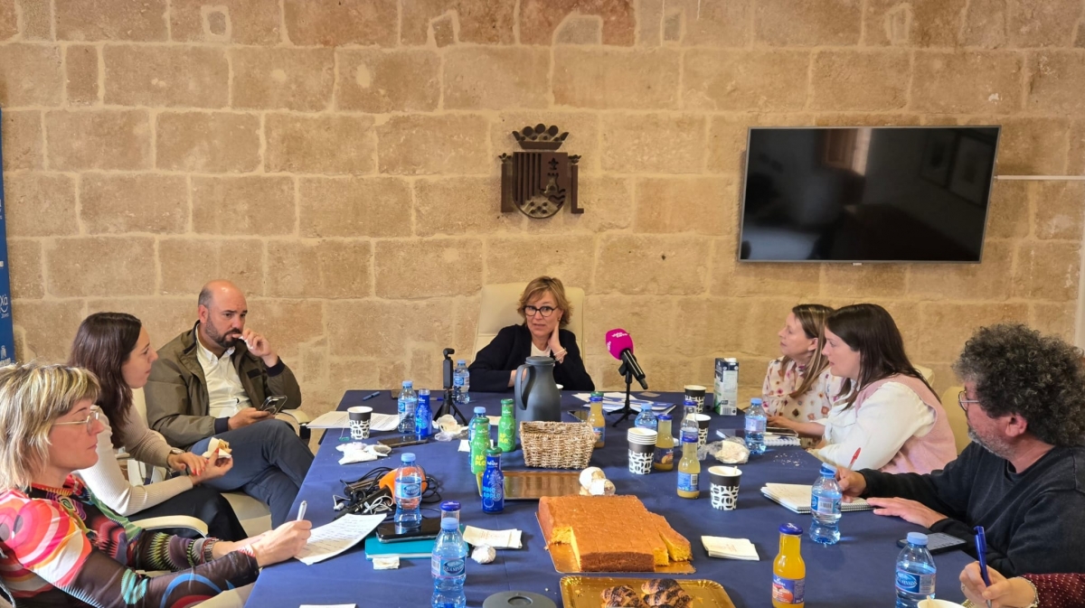 Cardona, anunciando la noticia a los medios de comunicación