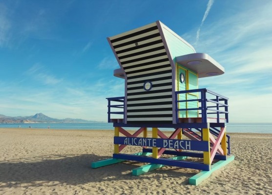 Alicante renueva cuatro banderas azules en sus playas: La Albufereta no optó al galardón por obras