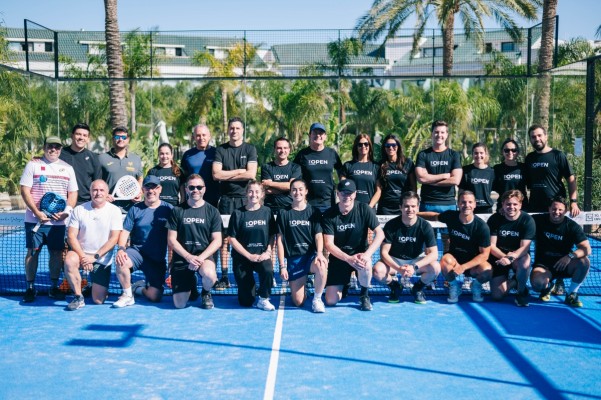 Alejandra Salazar y Claudia Fernández protagonizan el torneo amistoso de pádel del primer The Open Valencia