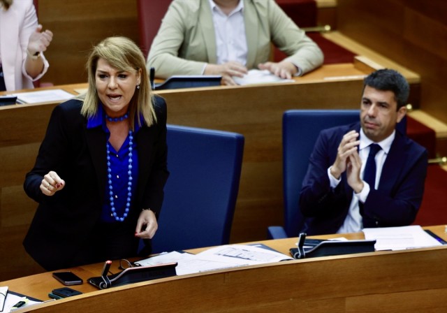 Camarero, bajo el foco de Vox, que mete mano a casi 30 millones de euros de su conselleria