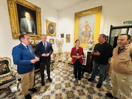 Tres jarrones restaurados de principios del siglo XX se suman a la musealización del Palacio de Guevara de Lorca