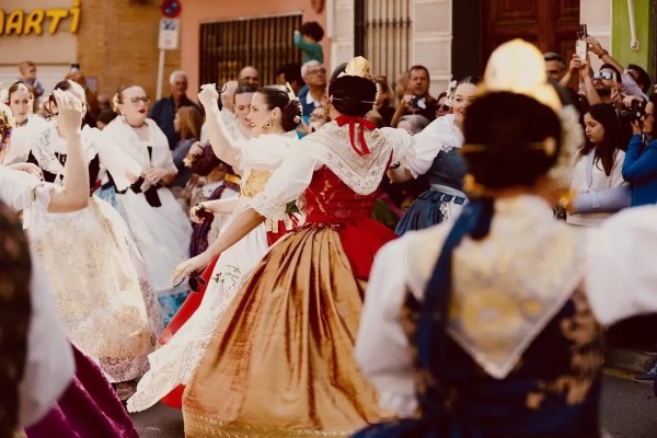 Burriana se engalana para la segunda edición de la Dansà a la Mare de Déu dels Desamparats
