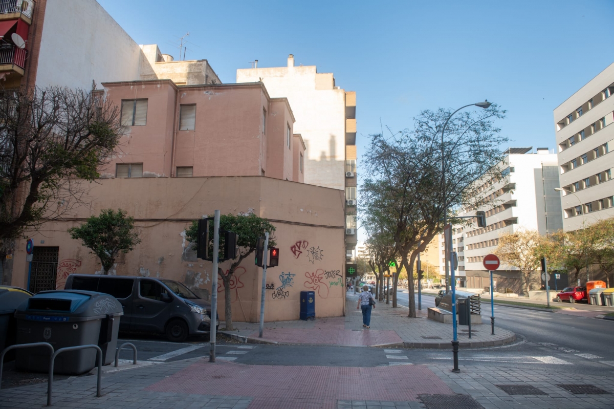 El edificio preexistente que será derribado para dar paso al nuevo hotel de Sercotel en Alicante.