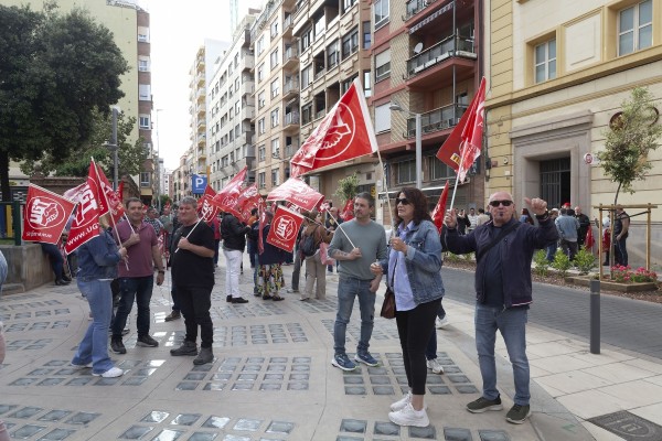 Medio millar de personas se manifiesta por un convenio 