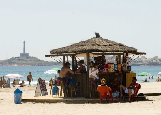 Costas propone una guía para las concesiones de los chiringuitos en las playas: revisión de licencias anuales, limitar el espacio y nueva distribución