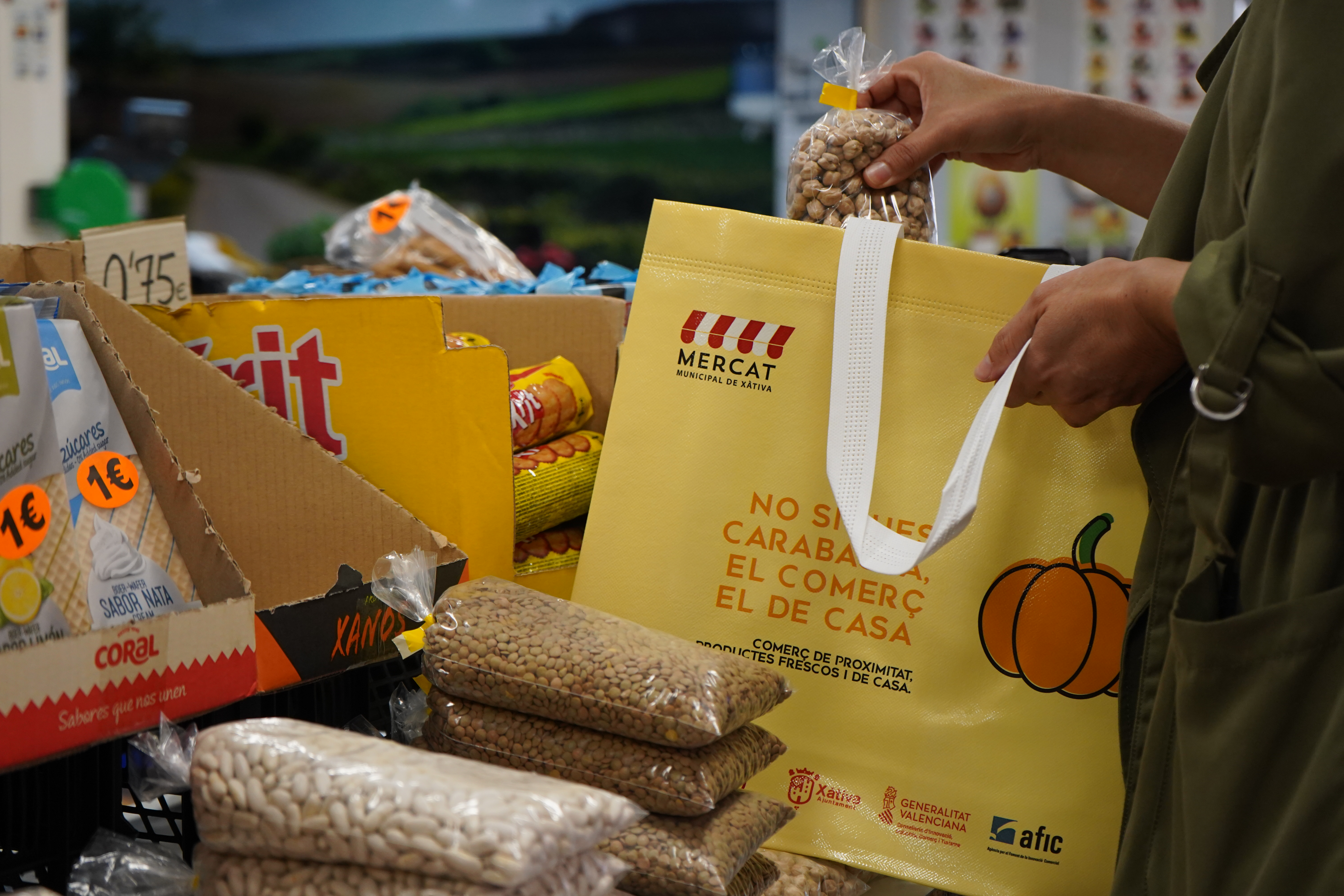 Borses de compra personalitzades al Mercat Municipal. FOTO: AJUNTAMENT DE XÀTIVA  - 