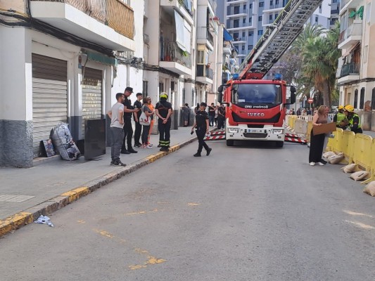 Los bomberos empiezan la recuperación de algunos enseres en el bloque 8 de San Antón de Elche
