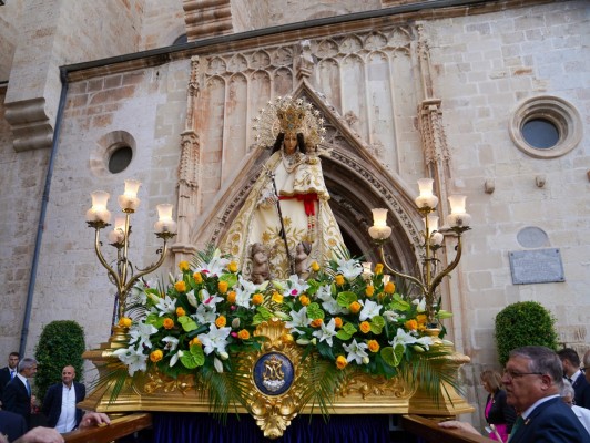 Gandia honra a la Mare de Déu dels Desamparats con ofrenda, bailes, misa y procesión