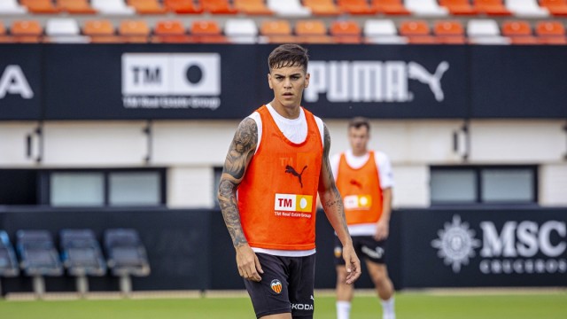 El argentino Enzo Barrenechea vuelve a entrenar con el Valencia