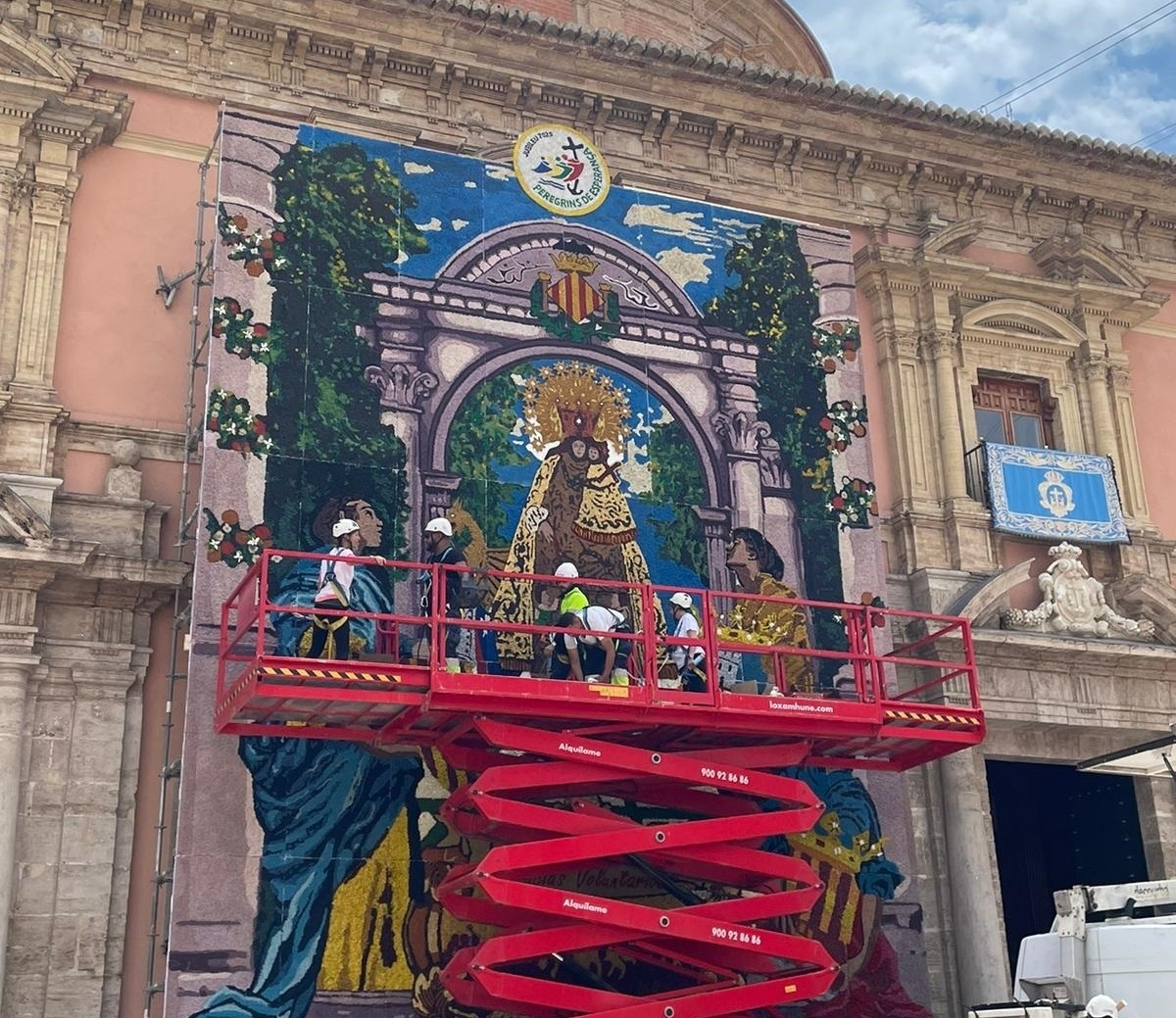 El tapiz de la Virgen homenajea la solidaridad por la Dana 
