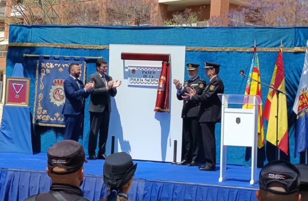 Alicante rinde homenaje a la Policía Nacional con la dedicatoria de un paseo