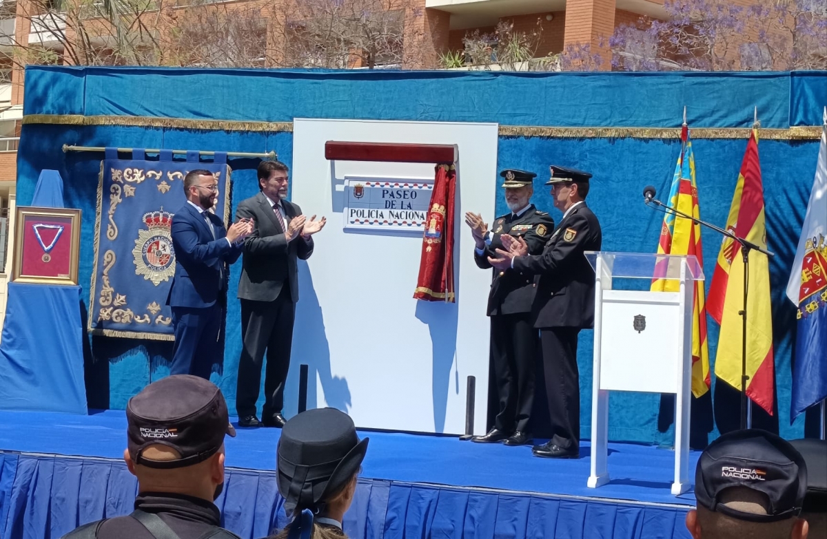 Alicante rinde homenaje a la Policía Nacional con la dedicatoria de un paseo