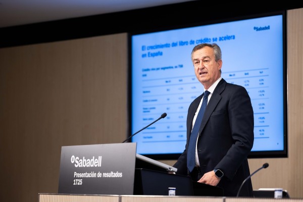 Sabadell cree que BBVA no alcanzará el 50% de aceptación en la OPA a pesar de la mejora del precio