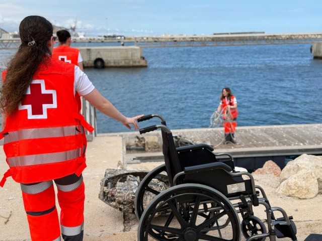 Salvamento Marítimo rescata a 17 personas, una de ellas fallecida, en una patera frente a las costas de Xàbia 