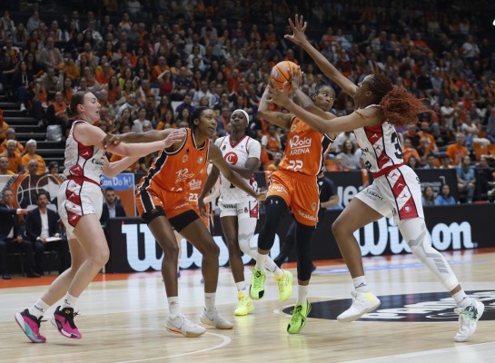 Valencia Basket manda en el ‘primer asalto’ y se queda a un paso del título