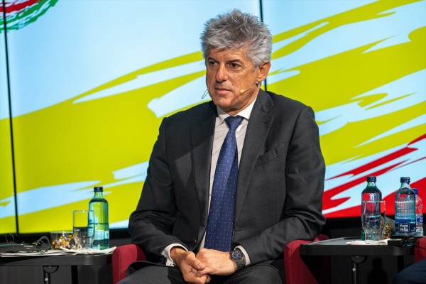 Cellnex ingresa 964 millones hasta marzo y pierde 49 millones, un 25,6% más