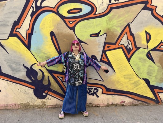 La diseñadora “punk” que vistió a Lady Di y Freddie Mercury llega a València
