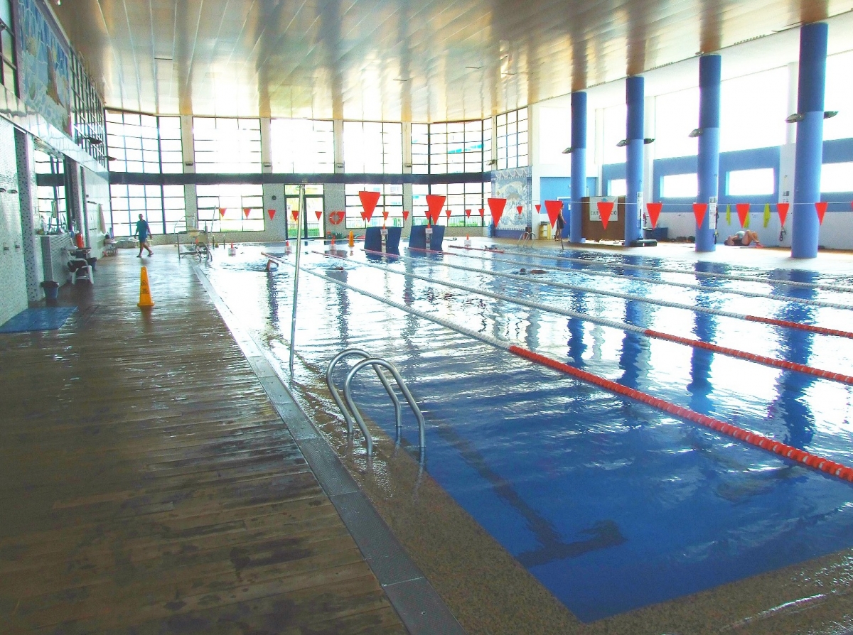 Calp licita la instalación de placas solares en la piscina municipal