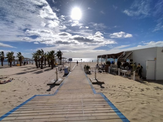 Los negocios de playa de Alicante desatan una 'guerra' con ofertas por 3 millones de canon