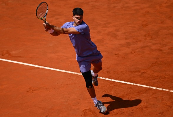 Arranque sólido de Alcaraz en Roma: doble 6-3 a Lajovic sin muestras de las lesiones que le apartaron de Madrid