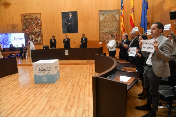La visita de Mazón a Benidorm, entre amigos y protestas silenciosas pidiendo su dimisión 