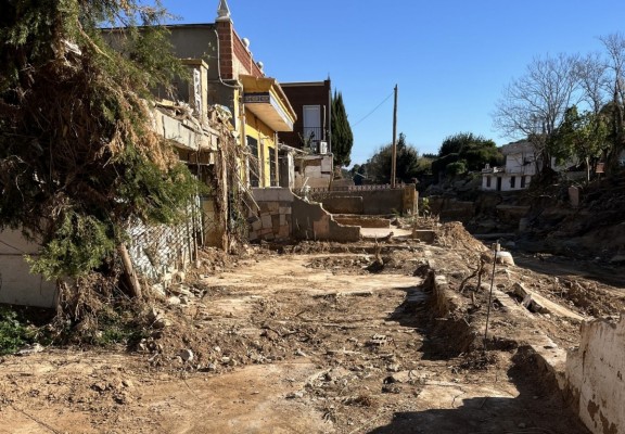Vecinos de una calle de Picassent no pueden volver a sus casas sin que el Ayuntamiento inicie las obras tras la Dana