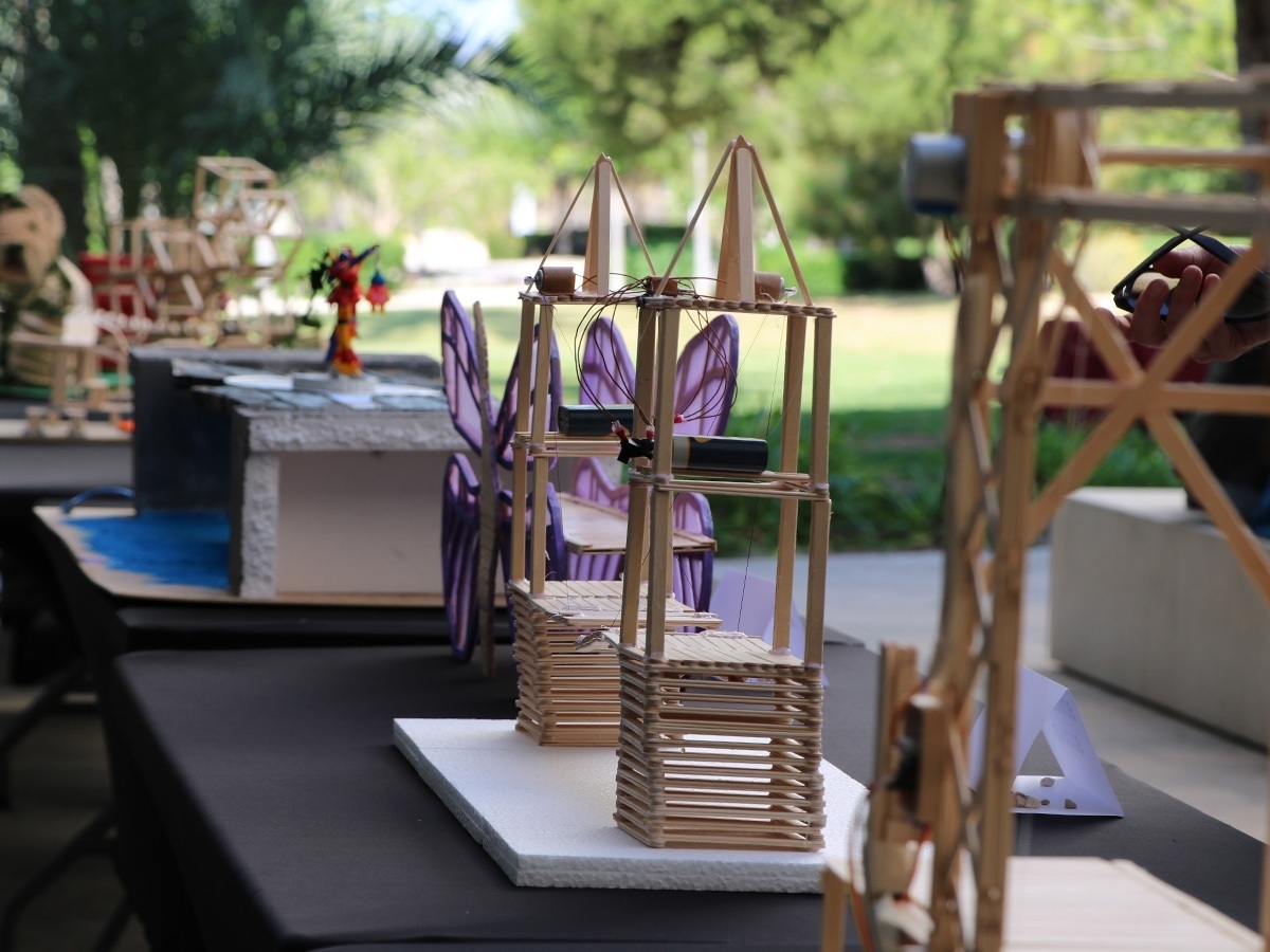 Las maquetas ganadoras del concurso de puentes hechos con palillos de helado de la UMH resisten 1.156 kilógramos