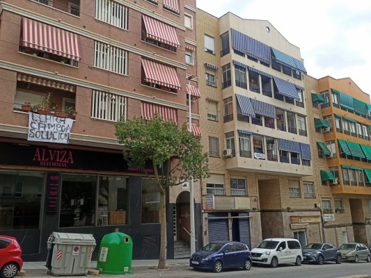 Quejas vecinales en Elche: pancartas en Carrús, 