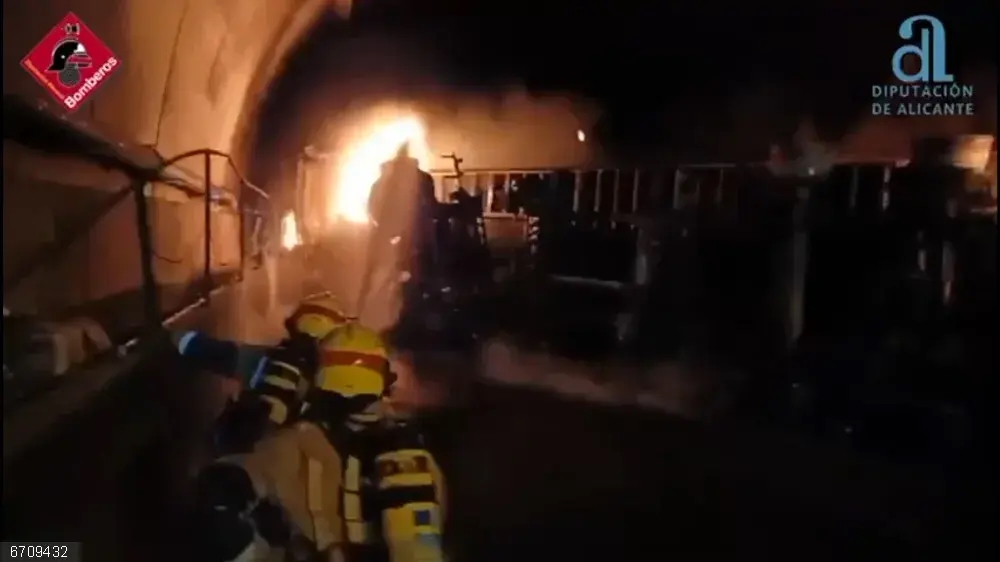 Muere un hombre al volcar e incendiarse su camión en el túnel de la AP-7 en Pilar de la Horadada