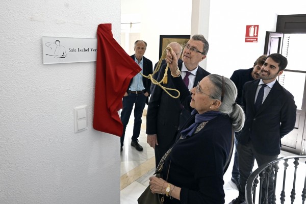 El Museo Gaya sorprende a Isabel Verdejo, viuda del artista, poniendo su nombre a una de sus salas 