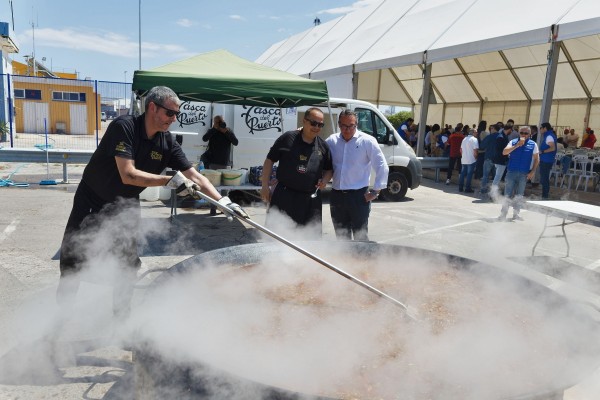 La comunidad portuaria celebra su tradicional fiesta de las paellas con más de 700 asistentes