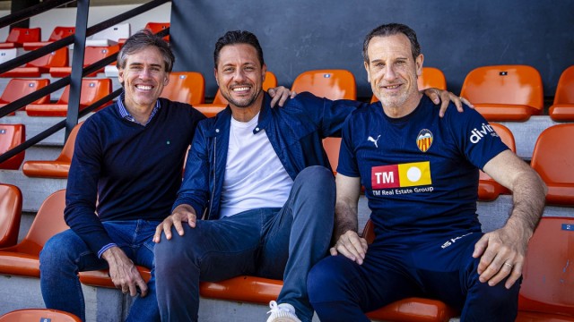 Diego Alves visita la Ciutat Esportiva del Valencia CF