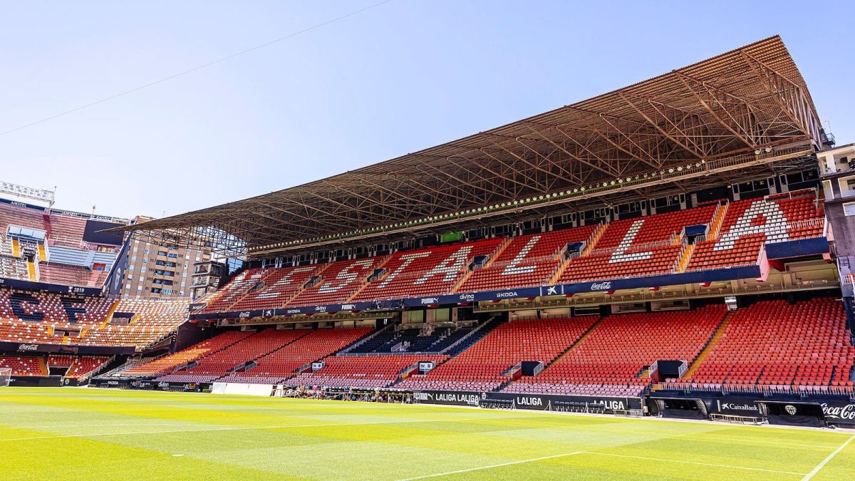 Tres aficionados del Valencia CF a juicio acusados de acosar en redes sociales a su director general, Javier Solís