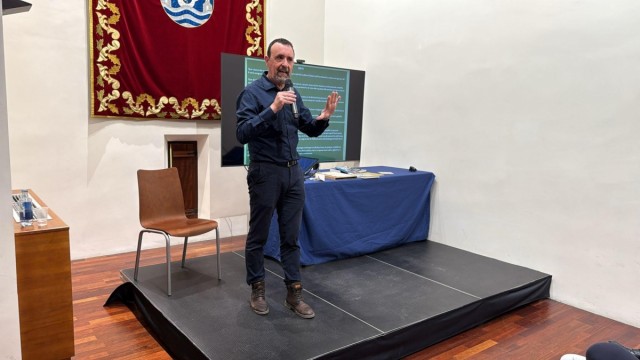 El cronista de la Vila Albert Alcaraz expone la aplicación de la Carta Pobla en una charla conmemorativa del 725 aniversario 