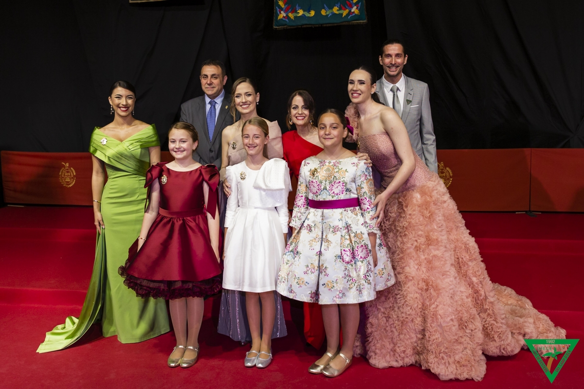 El desfile de las candidatas a Reinas de las Fiestas de Elche, en imágenes