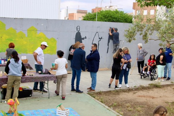 Vecinos del Grupo San José Obrero y Grupo Reyes pintan un nuevo mural para embellecer el barrio