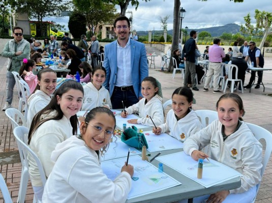 Más de un centenar de niños y niñas participan en la XVII edición del certamen de dibujo 'Ven a Pintar a Lledó'