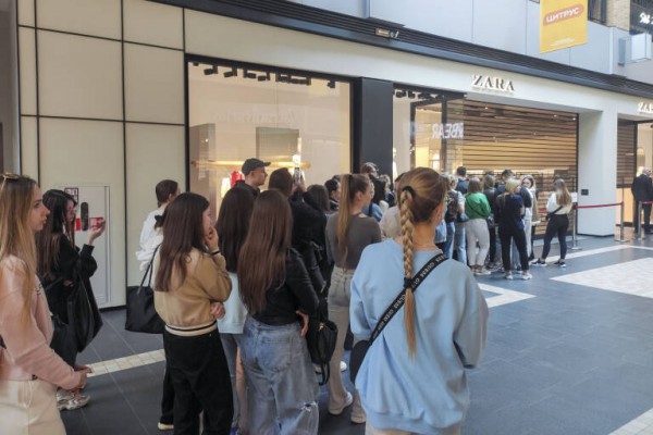 Inditex firma un nuevo máximo histórico y sitúa su acción por primera vez en los 55 euros
