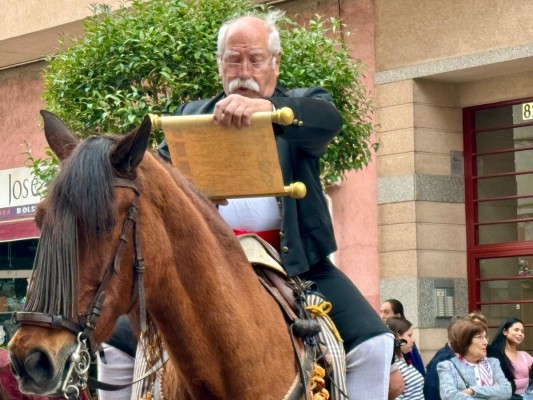 Almassora anuncia las fiestas patronales de Santa Quitèria 2025 con un colorido y multitudinario Pregón