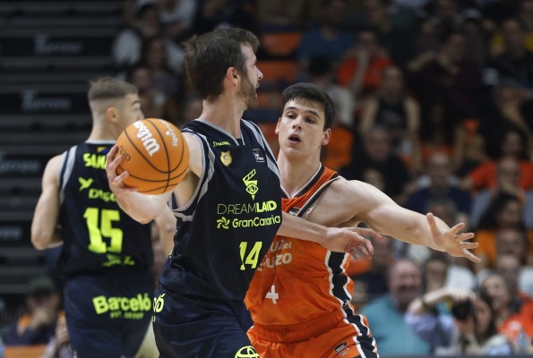 Montero y Badio remontan al Gran Canaria y asientan al Valencia como tercero