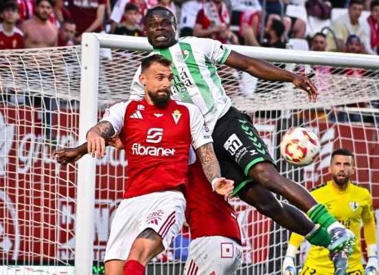 La falta de puntería y los penaltis no señalados alejan casi definitivamente al Murcia del ascenso directo