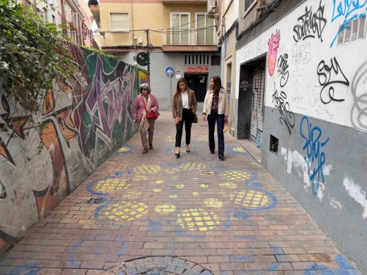 Pintadas vandálicas, suelo en mal estado, mobiliario roto...: denuncian la 