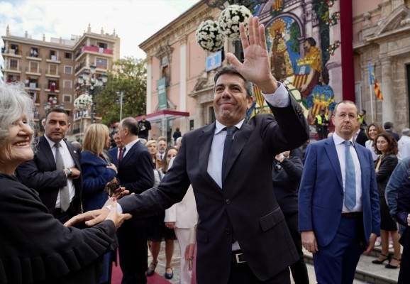 Mazón asiste a la Missa d'Infants en València, uno de sus primeros actos públicos multitudinarios tras la dana