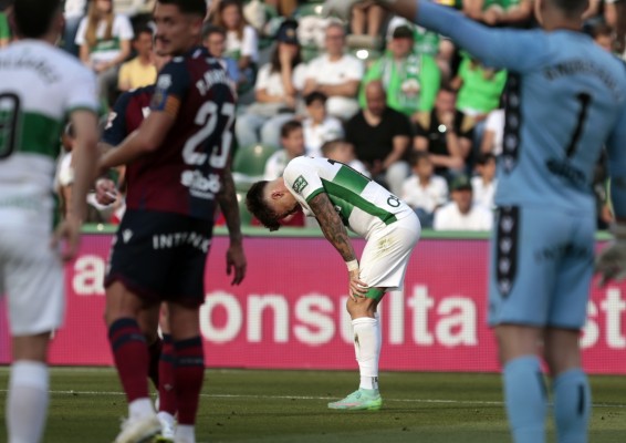 El Elche vuelve a recibir tres goles como local un año después