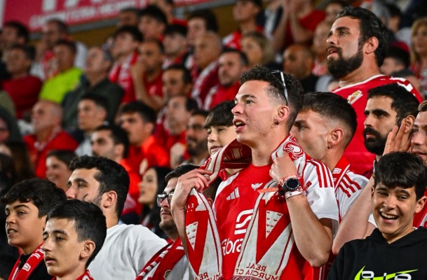 El Murcia se despide del ascenso directo y asegura la promoción; el Yeclano está fuera del descenso