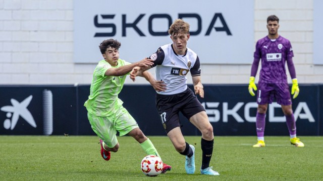 Empate entre el VCF Juvenil A y el FC Barcelona en un partido de poder a poder
