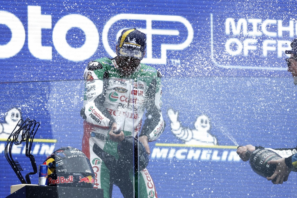 Johann Zarco se convierte en 'profeta en su tierra' en una caótica carrera