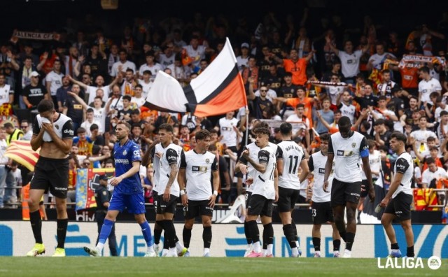El Valencia gana por más de dos goles en Mestalla veinte meses después